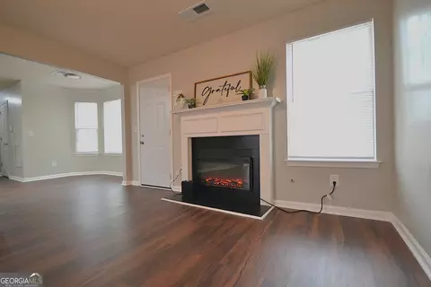 Living - 916 Brisley Cir, Hampton, GA 30228 photo 6 of 7