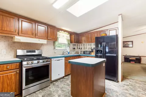 Kitchen - 294 Birch Rd, Franklin, GA 30217 photo 3 of 5
