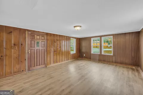 Living - 132 Queen St, Toccoa, GA 30577 photo 2 of 5