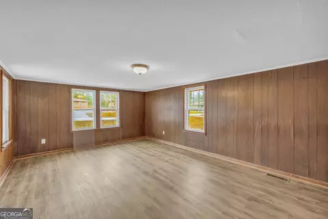 Living - 132 Queen St, Toccoa, GA 30577 photo 1 of 5