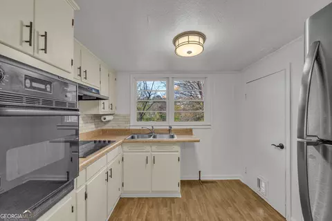 Kitchen - 132 Queen St, Toccoa, GA 30577 photo 3 of 4
