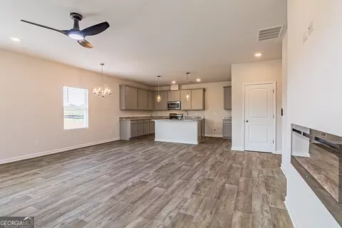 Living - 309 Rusty Plow Ln, Perry, GA 31069 photo 2 of 6