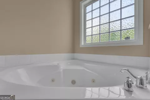 Bath - 102 Plantation Ct, Lagrange, GA 30240 photo 2 of 4