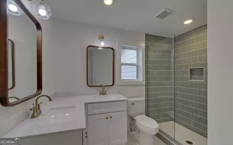 Bath - 999 E Doyle St, Toccoa, GA 30577 photo 3 of 4