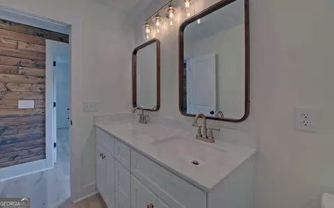 Bath - 999 E Doyle St, Toccoa, GA 30577 photo 2 of 4