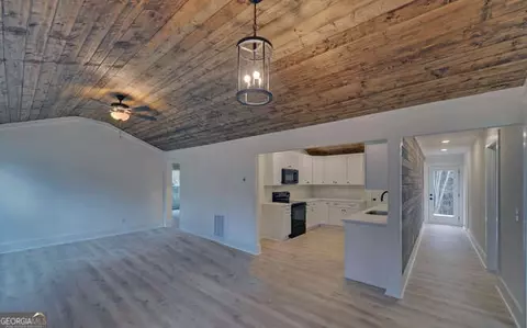 Entry Way - 999 E Doyle St, Toccoa, GA 30577 photo 1 of 3