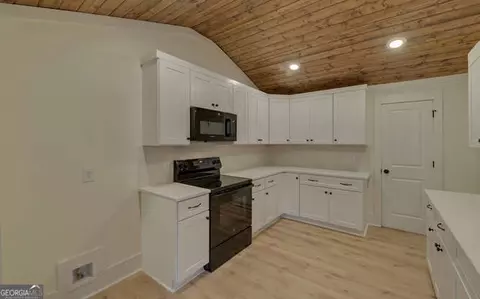 Kitchen - 999 E Doyle St, Toccoa, GA 30577 photo 2 of 3