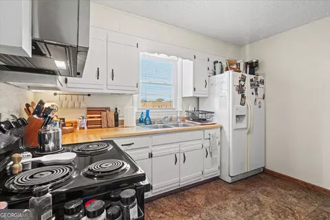Kitchen - 320 Langston Rd, Perry, GA 31069 photo 2 of 3