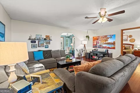 Living - 320 Langston Rd, Perry, GA 31069 photo 2 of 4