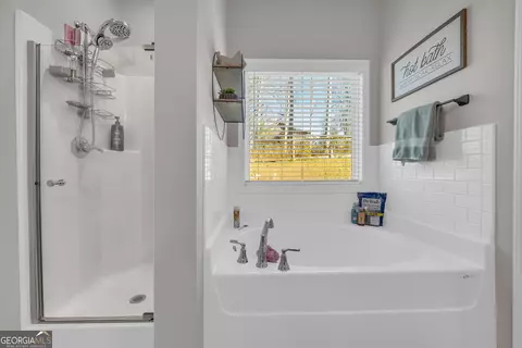 Bath - 223 Maple Dr, Commerce, GA 30529 photo 2 of 4
