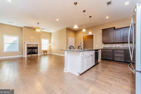 Living - 109 Sasanqua Dr, Warner Robins, GA 31088 photo 2 of 4