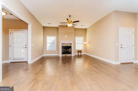 Living - 109 Sasanqua Dr, Warner Robins, GA 31088 photo 4 of 4