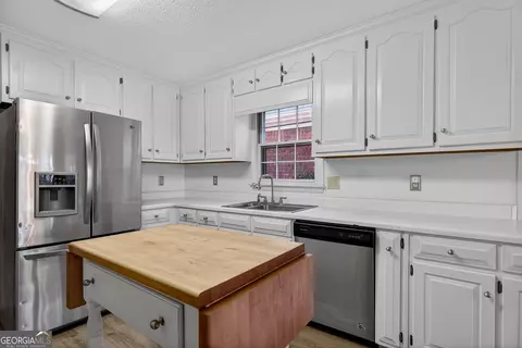 Kitchen - 134 Lismore Dr, Lagrange, GA 30240 photo 3 of 4