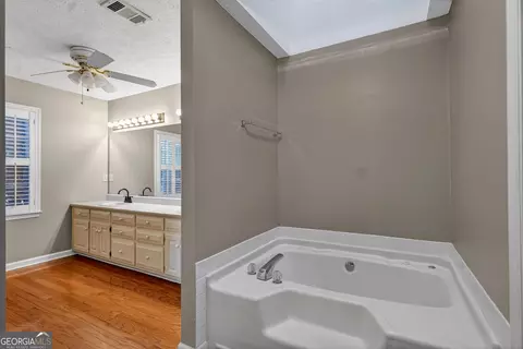 Bath - 134 Lismore Dr, Lagrange, GA 30240 photo 3 of 4
