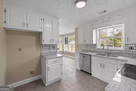 Kitchen - 40 Bermuda Cir, Covington, GA 30016 photo 4 of 4