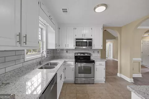 Kitchen - 40 Bermuda Cir, Covington, GA 30016 photo 3 of 4
