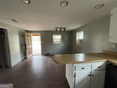 Living - 443 E Rivers Rd, Griffin, GA 30224 photo 3 of 3