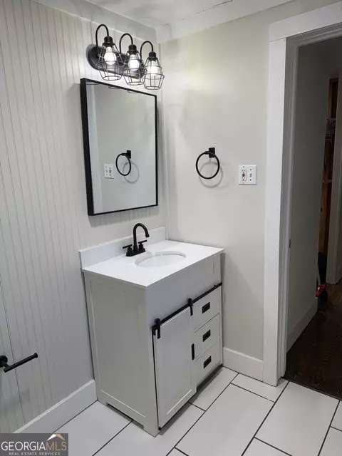Bath - 6937 W Currahee St, Toccoa, GA 30577 photo 6 of 6