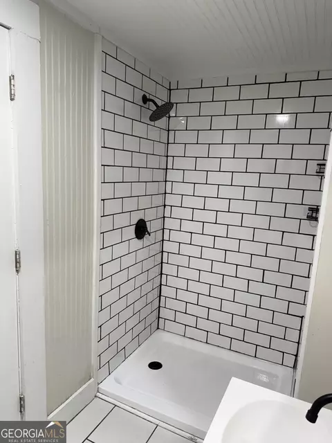 Bath - 6937 W Currahee St, Toccoa, GA 30577 photo 3 of 6