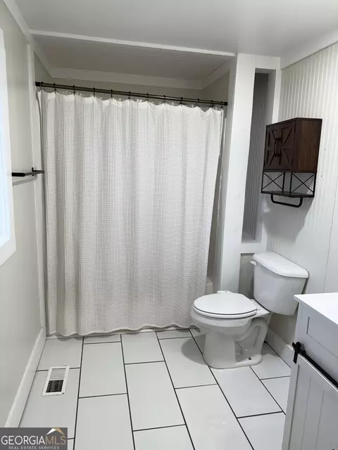 Bath - 6937 W Currahee St, Toccoa, GA 30577 photo 5 of 6