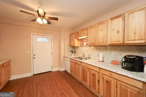 Kitchen - 42 Deer Pointe Ct, Lagrange, GA 30240 photo 4 of 5