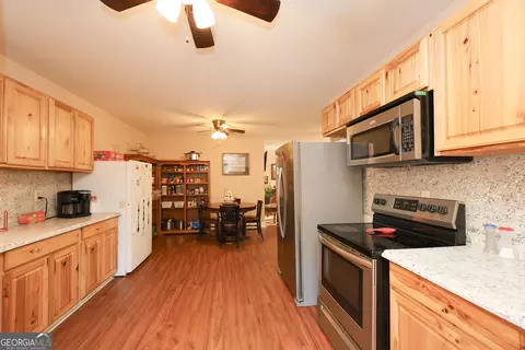 Kitchen - 42 Deer Pointe Ct, Lagrange, GA 30240 photo 3 of 5