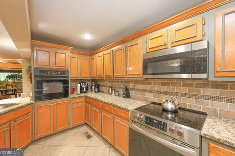 Kitchen - 1142 Hammett Rd, Lagrange, GA 30241 photo 3 of 4