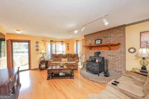 Living - 1142 Hammett Rd, Lagrange, GA 30241 photo 1 of 2