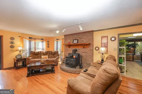 Living - 1142 Hammett Rd, Lagrange, GA 30241 photo 2 of 2