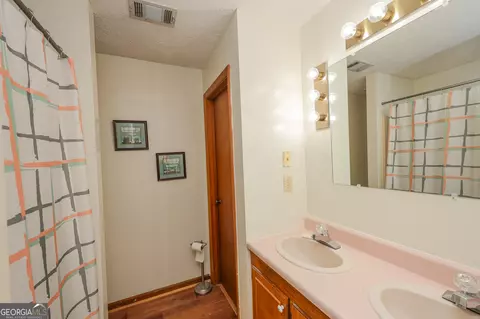 Bath - 1142 Hammett Rd, Lagrange, GA 30241 photo 7 of 9