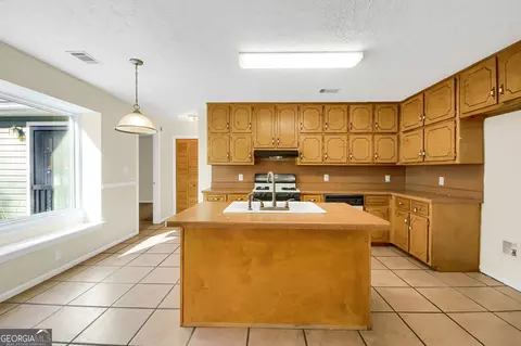 Kitchen - 357 Falling Timber Ct, Stockbridge, GA 30281 photo 4 of 6