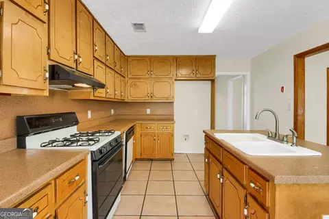 Kitchen - 357 Falling Timber Ct, Stockbridge, GA 30281 photo 2 of 6