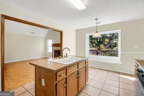 Kitchen - 357 Falling Timber Ct, Stockbridge, GA 30281 photo 5 of 6