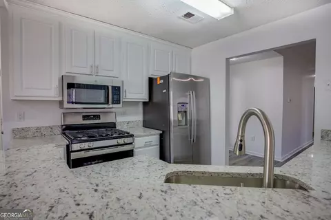 Kitchen - 40 Brandon Dr, Covington, GA 30016 photo 3 of 6