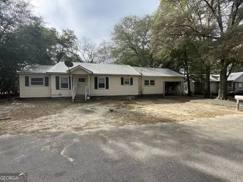 104 S 4th St, Cochran, GA 31014