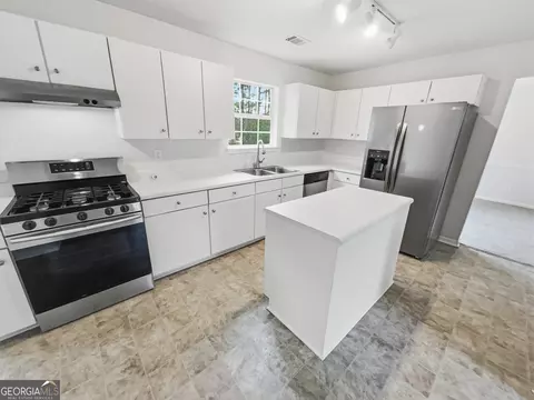 Kitchen - 836 Tara Bnd, Hampton, GA 30228 photo 1 of 2