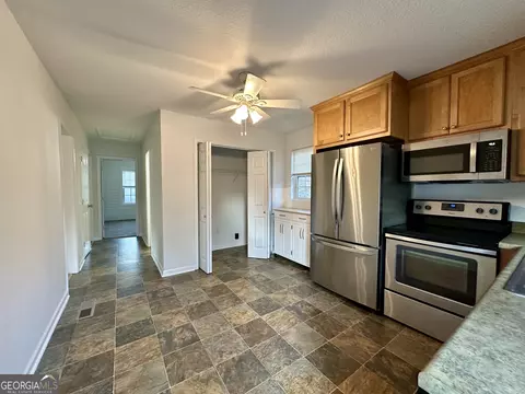 Kitchen - 122 Forest Ave, Commerce, GA 30529 photo 3 of 3