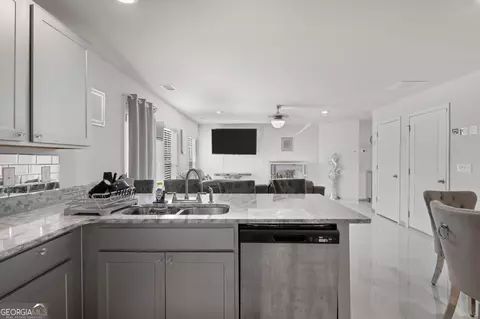 Kitchen - 321 Kirts Rdg, Jackson, GA 30233 photo 2 of 4