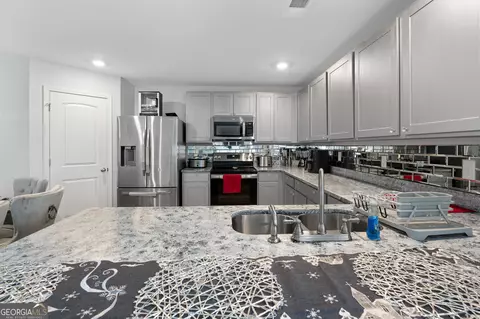 Kitchen - 321 Kirts Rdg, Jackson, GA 30233 photo 4 of 4