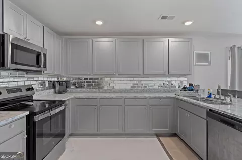 Kitchen - 321 Kirts Rdg, Jackson, GA 30233 photo 3 of 4