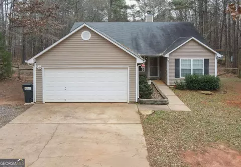 642 Pinewood Dr, Gay, GA 30218