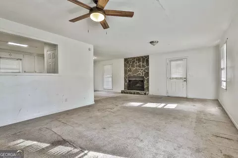 Living - 440 Freestone Dr, Newnan, GA 30265 photo 7 of 10