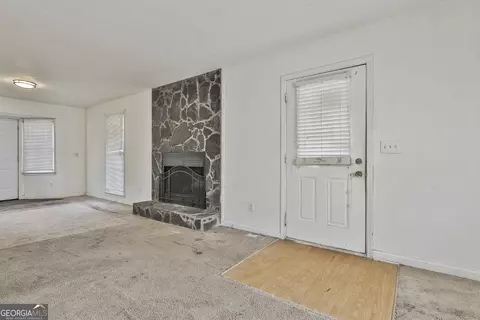 Living - 440 Freestone Dr, Newnan, GA 30265 photo 3 of 10
