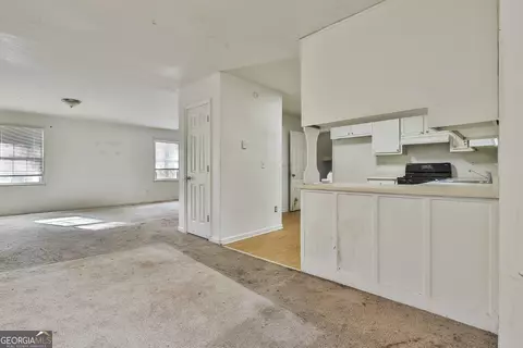 Living - 440 Freestone Dr, Newnan, GA 30265 photo 10 of 10