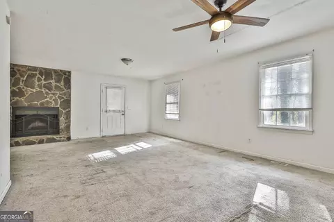 Living - 440 Freestone Dr, Newnan, GA 30265 photo 8 of 10