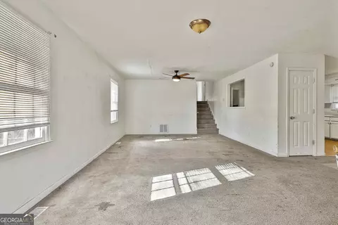 Living - 440 Freestone Dr, Newnan, GA 30265 photo 5 of 10