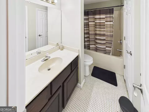 Bath - 472 River Pointe Dr, Macon, GA 31211 photo 1 of 2