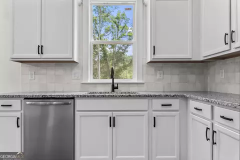 Kitchen - 1113 Cornwall Dr, Madison, GA 30650 photo 1 of 3