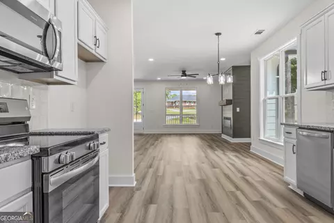 Entry Way - 1113 Cornwall Dr, Madison, GA 30650 photo 3 of 4