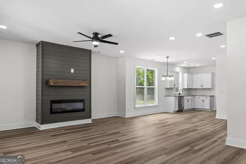 Living - 1113 Cornwall Dr, Madison, GA 30650 photo 2 of 6
